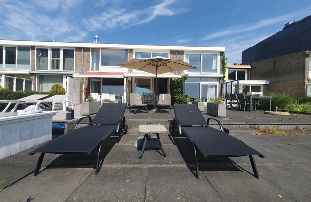 Cosy holiday home on Lake Veere with the beach right at your doorstep