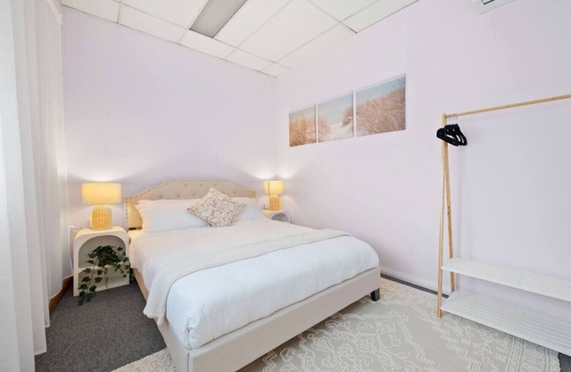 Cosy Marrickville Retreat | Queen bed, Food, Cafes
