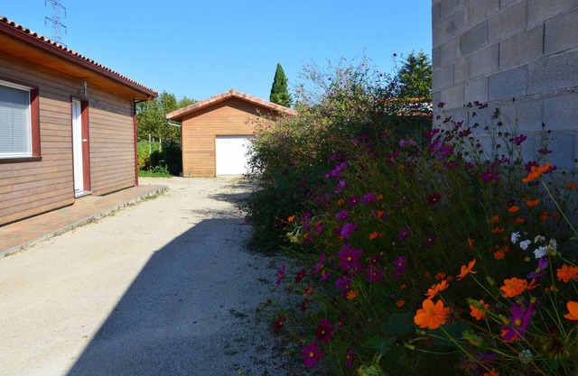 Cosy new apartment with wooded garden near Montauban town center