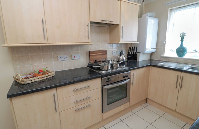 COSY NOOK, pet friendly, with a garden in Amble