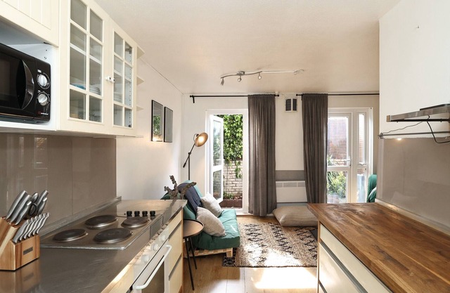 Cosy One-bedroom Flat Sleeps 5 nearby Ladbroke Grove.