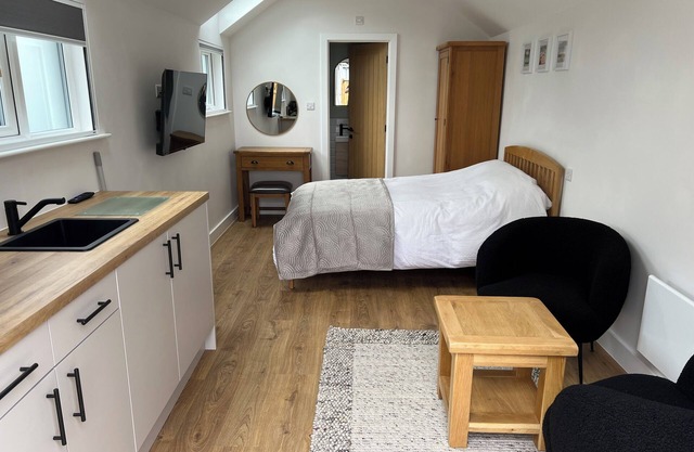 Cosy retreat just a short stroll from the beach and Mudeford Quay.