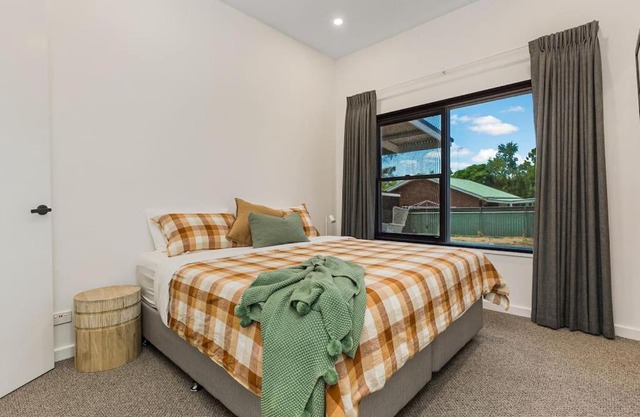 COSY RETREAT ON FOREST - Offering 3 Comfortable Bedrooms - Sleeps Up to 6 - Please Note - If Booking for 5 or more guests all 3 rooms will be required