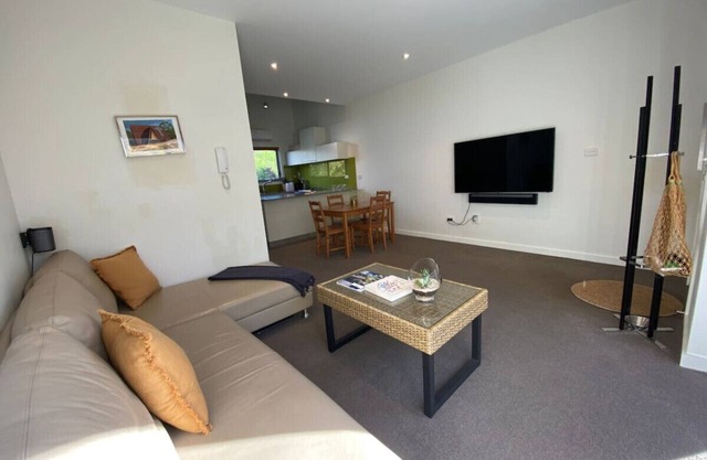 Cosy Work From Home Townhouse 10 Mins From City