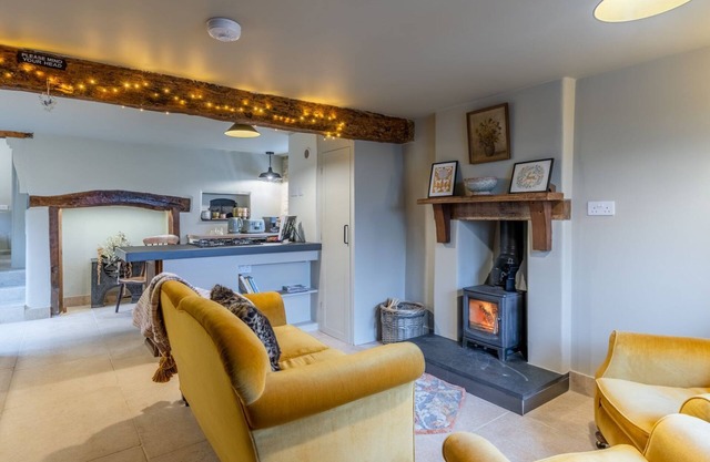 Cotswold Way Cottage, Rodborough - sleeps 4 guests in 2 bedrooms