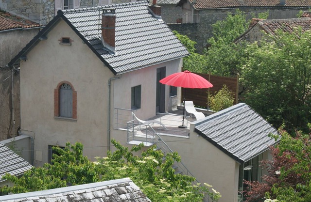 Cottage the house in the alley.
