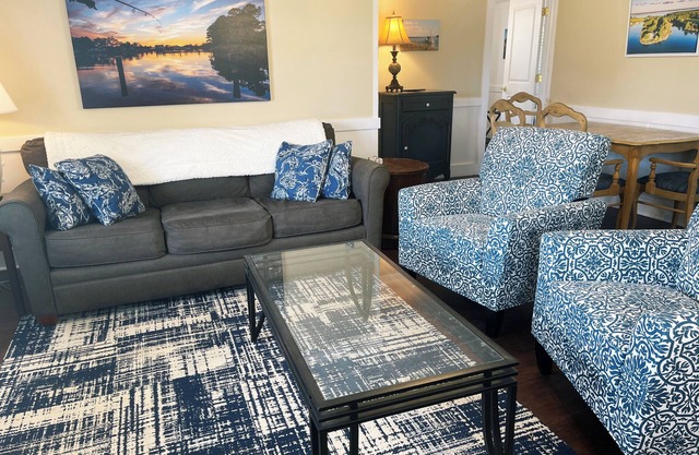 Cottage #2: Charming 2-bedroom cottage, waterfront, WiFi