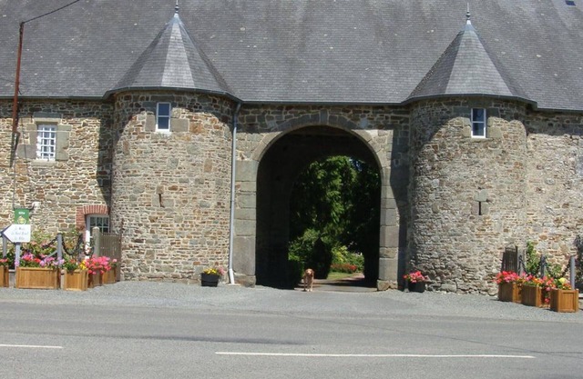 Cottage by the Castle, near river, pets allowed, internet