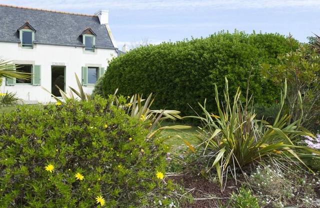 Cottage by the sea, 2 bedrooms, sleeps 4, well equipped, family holidays