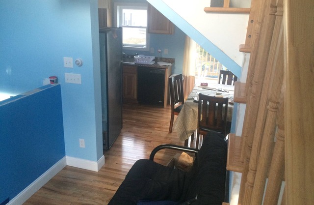 Cottage close to beach. Sleeps 6. Back deck with grill. Close to amusement parks