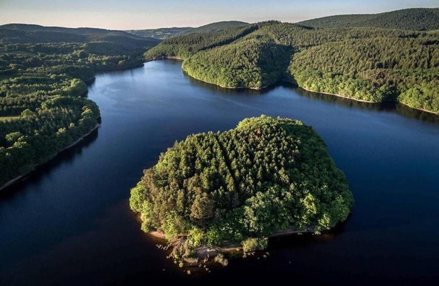 Cottage du lac de Chaumeçon avec étang privé