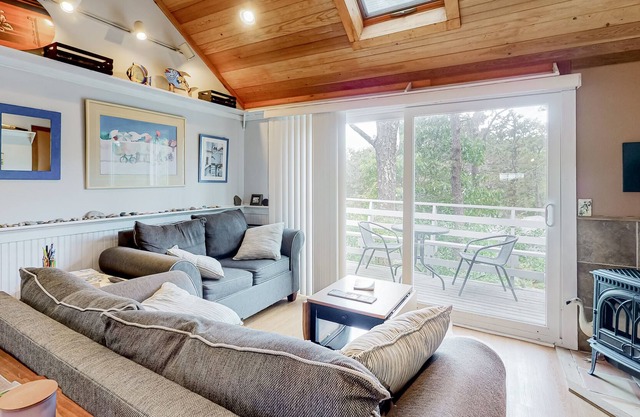 Cottage in the Trees w/ 2 Decks, Fireplace & WiFi - Walk to Great Hollow Beach!