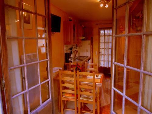 Cottage in Vaires-sur-Marne near Forest & Lake