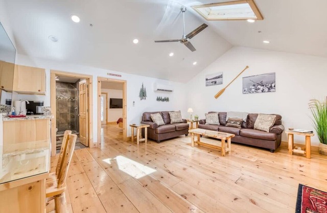 Cottage Like Suite With Private Hot Tub