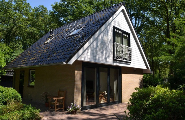 Cottage Majaerf A lovely place with a woodland garden, terrace and canopy.