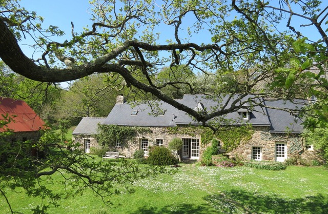 Cottage near the sea and can accommodate 11 people