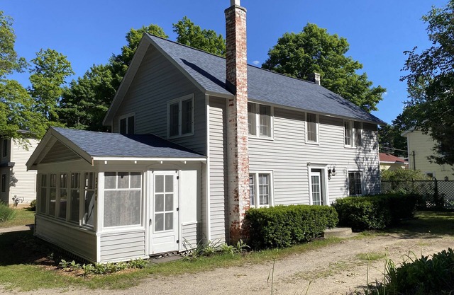 Cottage next to Holland State Park in Holland