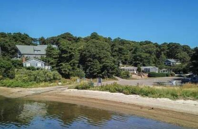 Cottage on Large Pond Access to Bass River Updated Interior AC Wifi Dog Friendly