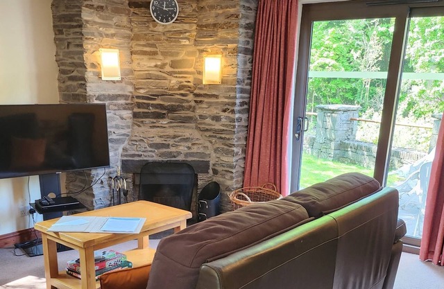 Cottage - sleeps 4, pet friendly, real fire