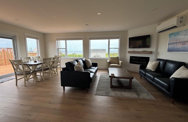 Cottage with breathtaking ocean views and direct beach access