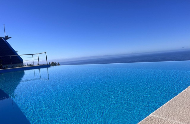 Cottage With Stunning View of the Atlantic Ocean yet 4min. Away From Sandy Beach