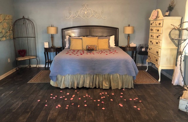 Cottages at Willow Pond Charming romantic hot tub wine jacuzzi breakfast massage