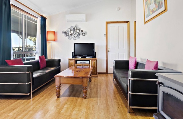 Cottages on Lovedale - No. 1 (2 bedroom) - 2 bedroom, 2 bathroom cottage in sensational Lovedale location