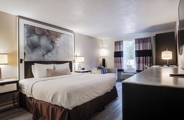 Cottonwood Suites Savannah Hotel & Conference Center