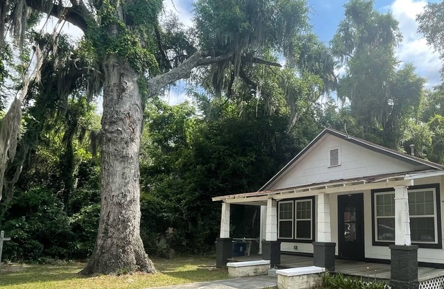 Country Charm with Coastal Winds