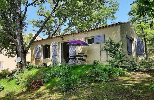 Country cottage, calm and relaxation in the sun.