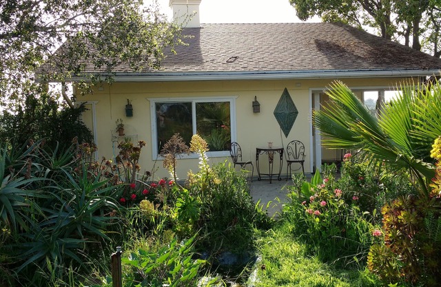 Country Cottage with hilltop views - Families and Pets welcome!