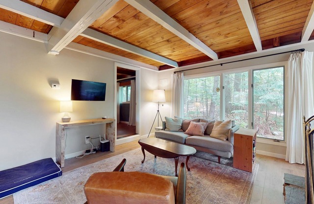 Country dog friendly lake house w/access to beaches, tennis & pickleball