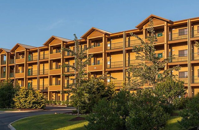 Country Hotel near Gatlinburg amusement park w/indoor/outdoor heated pools, hot tubs and game rooms