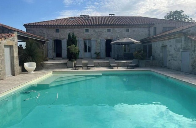 Country house near Agen. Large swimming pool, 5 bedrooms