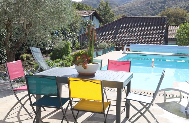 Country house with private pool, air conditioning, and WiFi 10 min from center