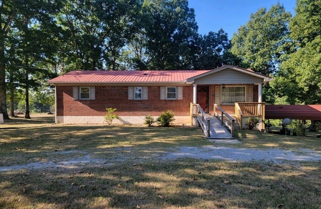 Country Retreat Farmhouse close to fishing lakes and a scenic parkway