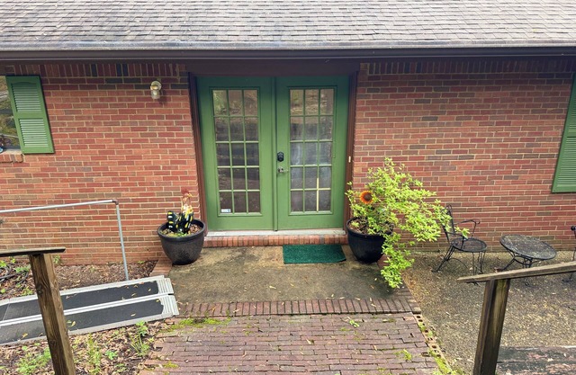 Country Setting Just 4 Miles From Jordan-Hare