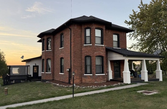 County Cove: Newly Renovated Century Home