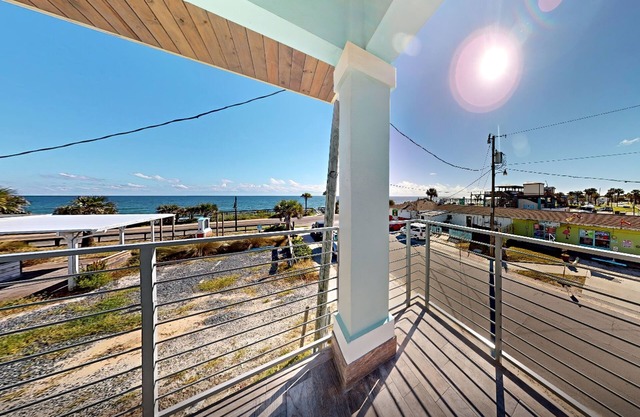 Couple's Getaway, 2nd floor ocean view suite w/beautiful sunrises, patio, AC