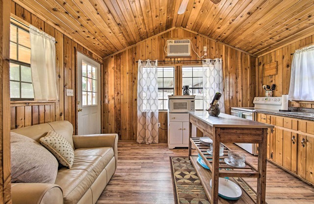 Couples Cabin w/Luxury Deck, 1 Mi to Canyon Lake!