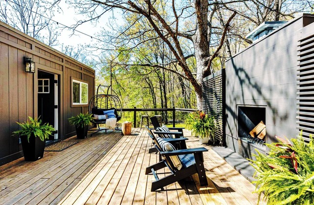 Couples Retreat: King Bed:Hot tub:Firepit:Projector & More