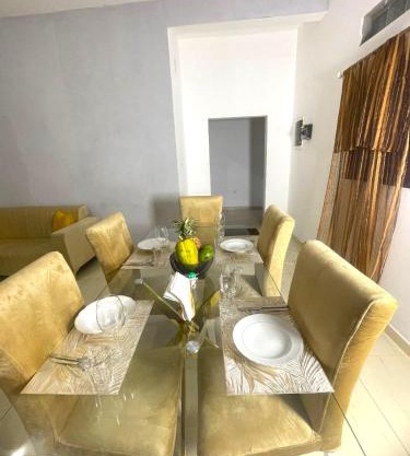 Couzy entire home 20 min from international Airport