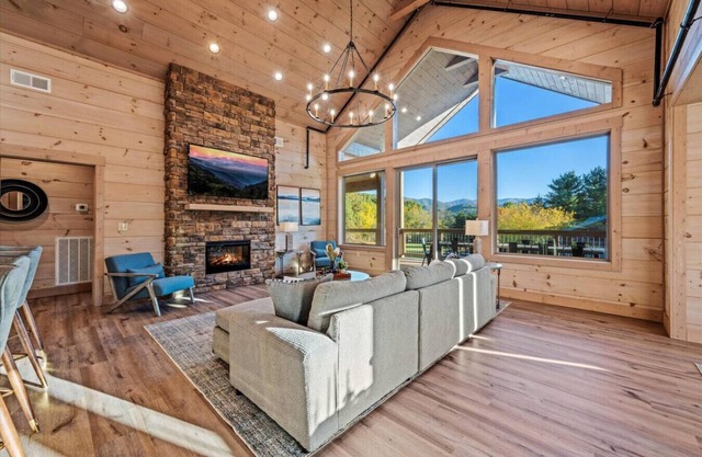 Cove View Chalet: Luxe 6BR w/Swim Spa, Theater, Firepit, Games!