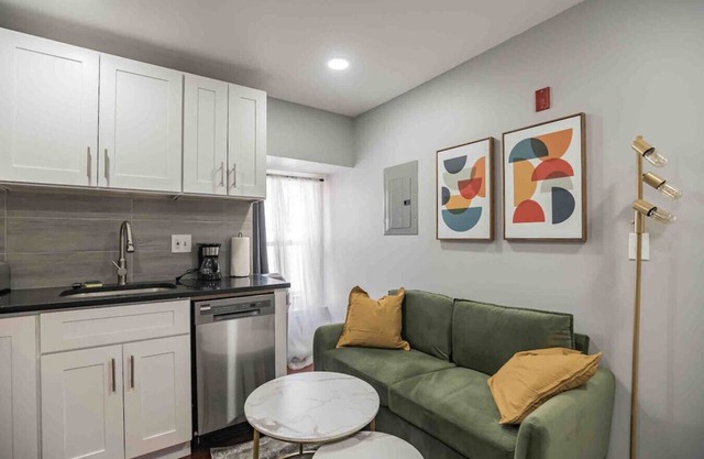 Cozy 1/1 | Center City | Sleeps 4 | 2 Beds