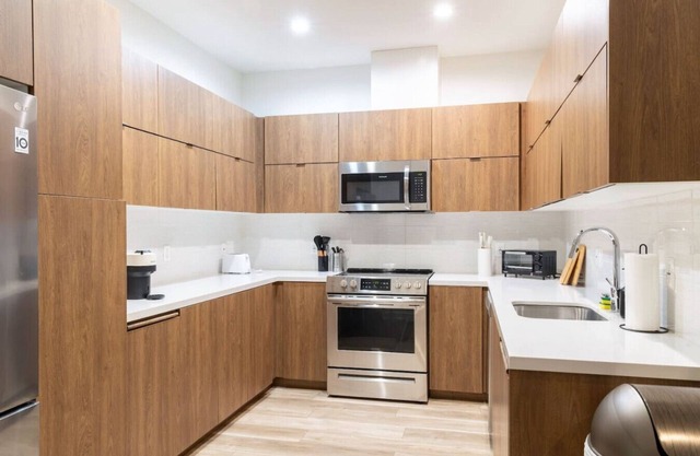 Cozy 1 Bed w/Balcony (ID241)