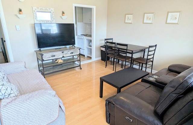 Cozy 1-bedroom condo with WiFi, AC,across the street from beach in OOB