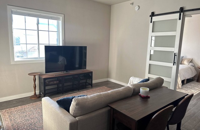 Cozy 1-bedroom apartment in enchanting Traverse City with WiFi, AC