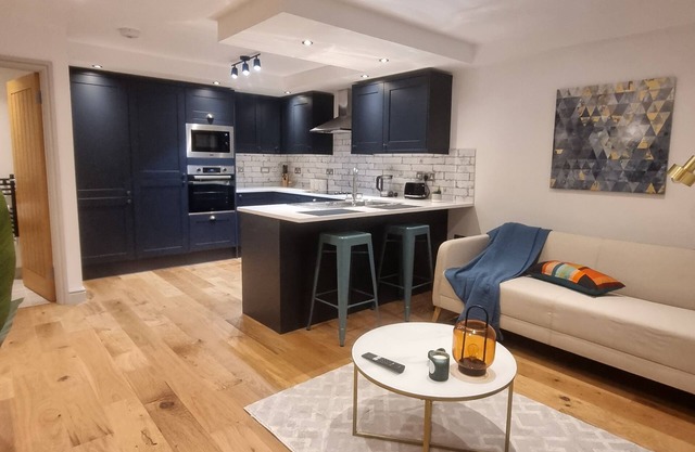 Cozy 1-bedroom apartment in tranquil Nottingham with Castle View