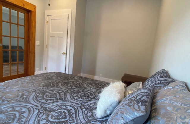 Cozy 1-bedroom apartment in awesome Kirksville up one long flight of stairs