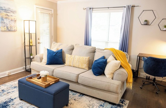 Cozy 1-bedroom apartment near downtown CLT w/free parking & WIFI